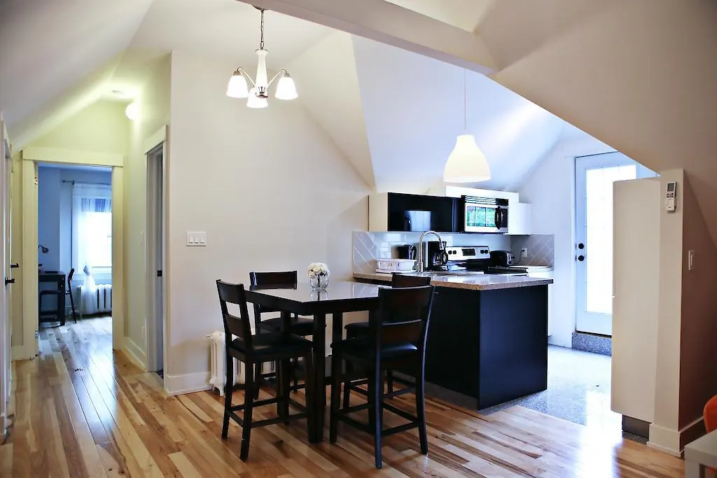 Guest house The Parkway Place Guesthouse Toronto